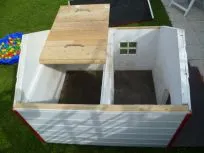 Hundehütte außen rechts am Text angrenzend, von oben.